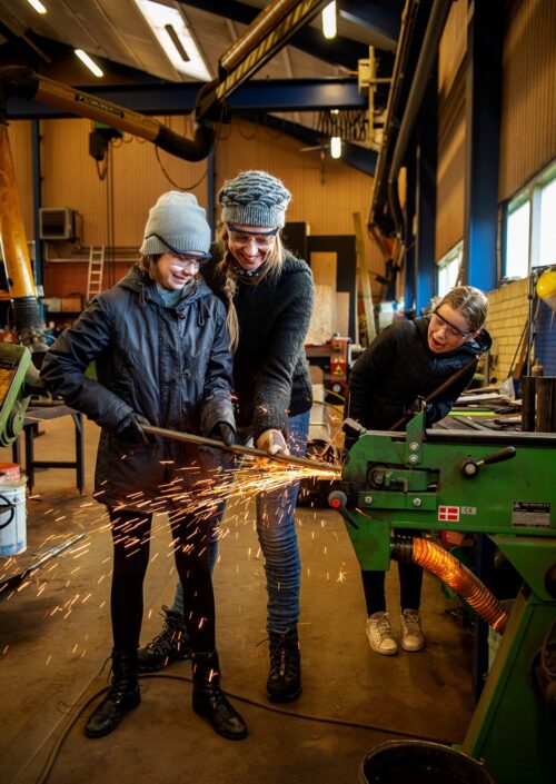 Hvam Smede har hvert år besøg af 6 klasse fra Skave Skole i deres produktion. Fotograf Jens Bach HjerlHede